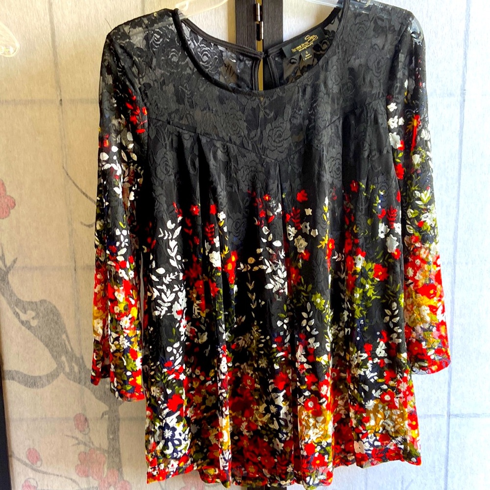 Suzanne Betro fancy lace top in size M NWOT